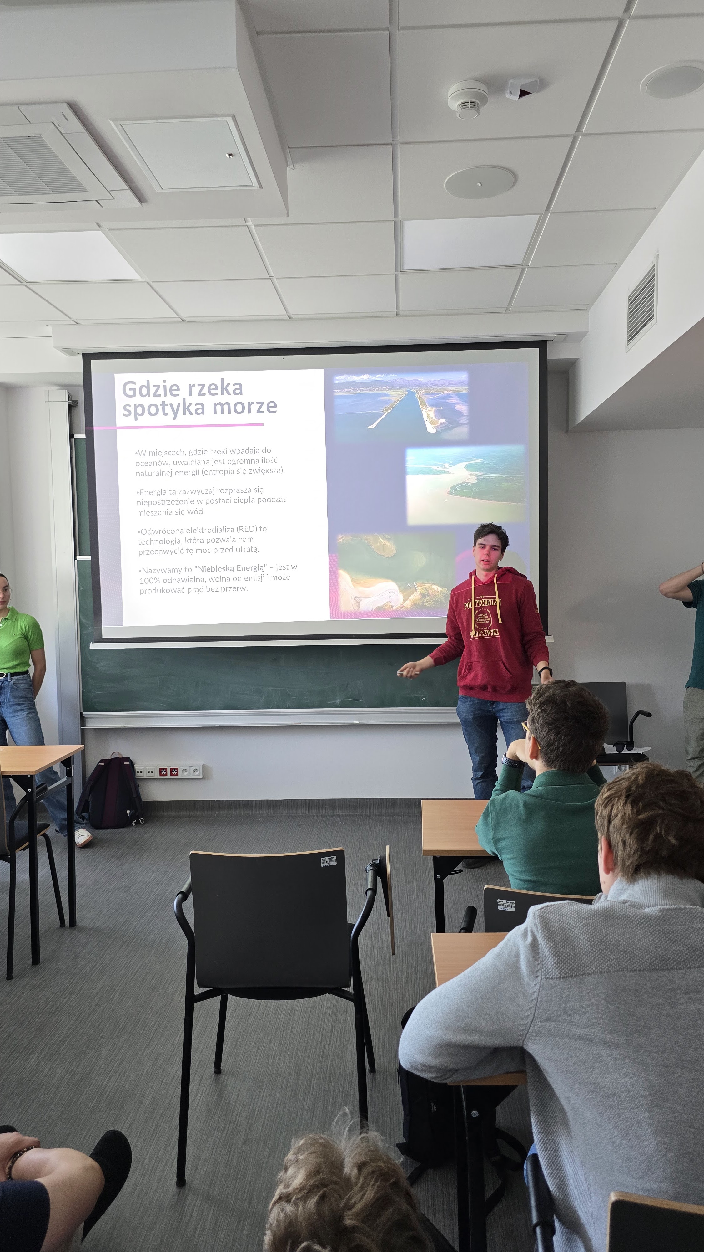 Łukasz tłumaczy skąd można czerpać energię w środowisku naturalnym z modułu RED