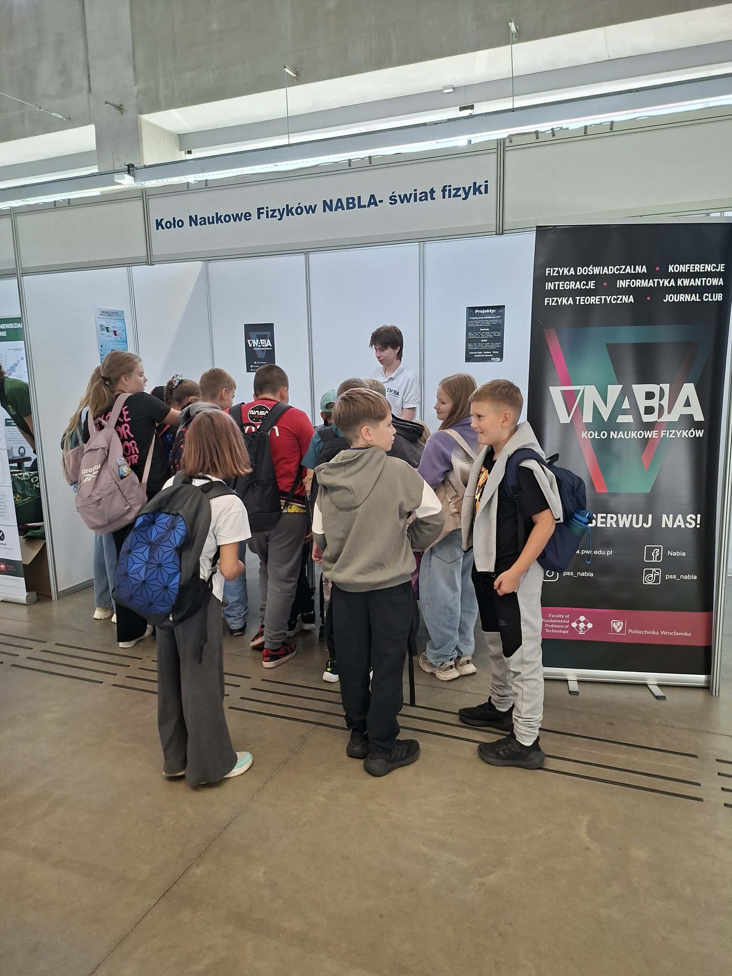 Stoisko NABLI podczas Dolnośląskiego Festiwalu Nauki 2026, na stoisku Natalia