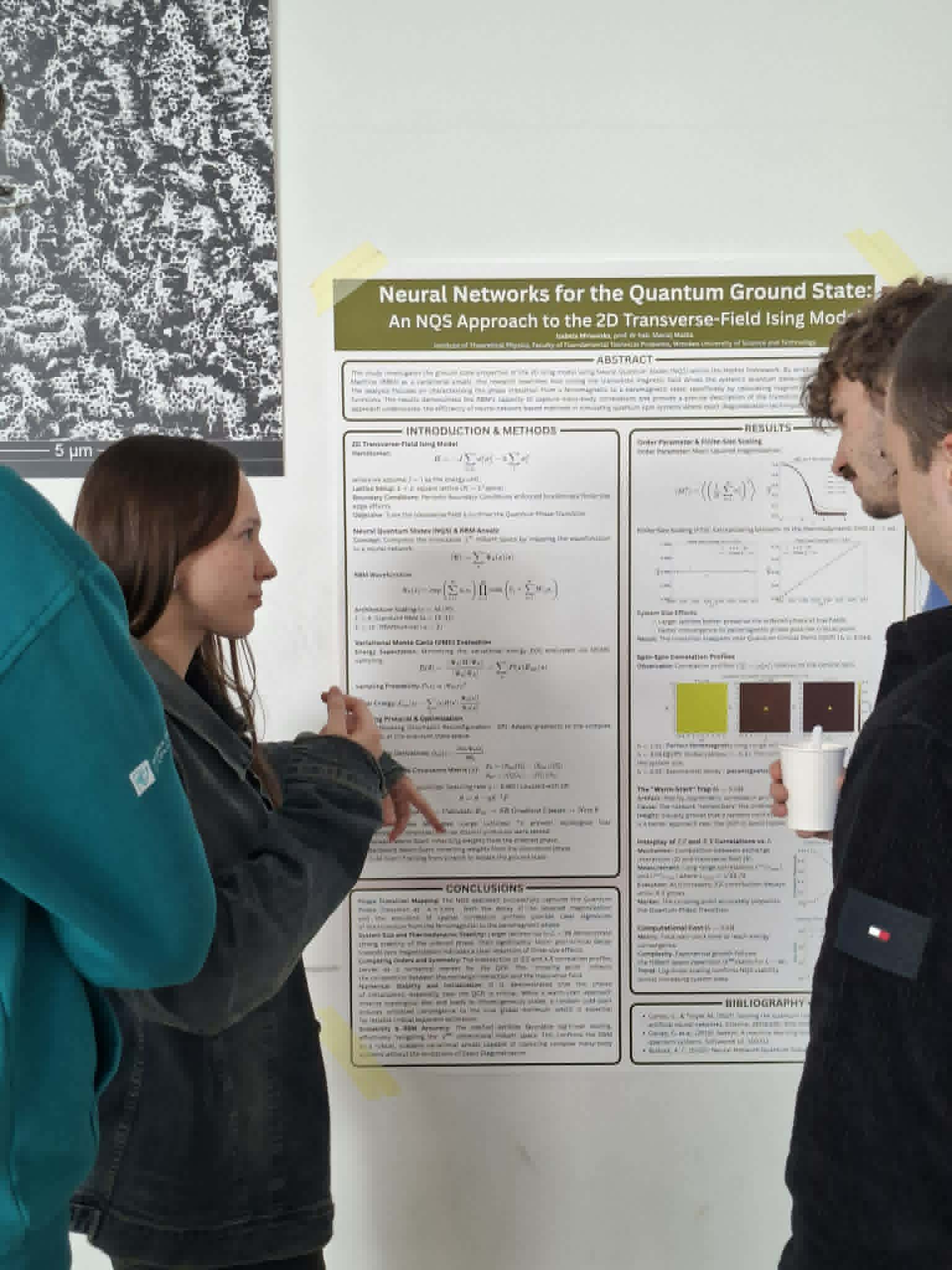 Iza tłumacząca swój poster